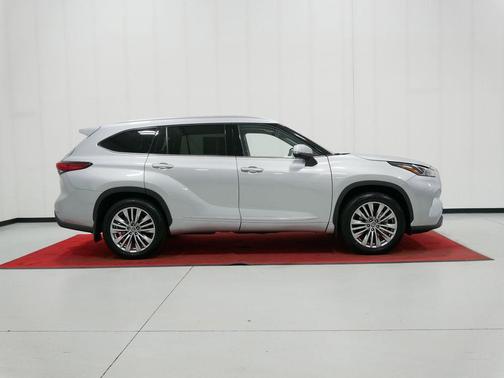 Celestial Silver Metallic 2023 Toyota Highlander Hybrid Platinum