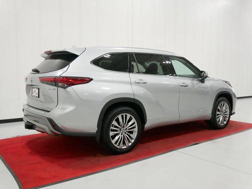 Celestial Silver Metallic 2023 Toyota Highlander Hybrid Platinum
