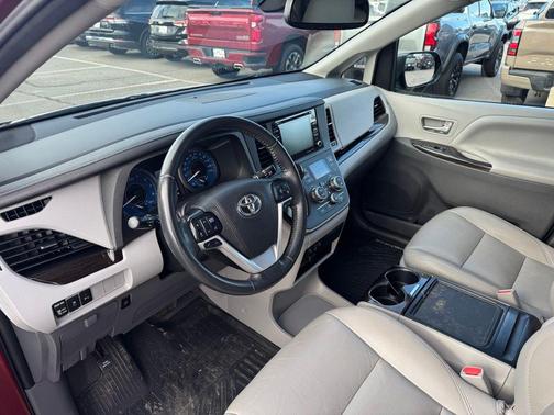 2020 Toyota Sienna XLE