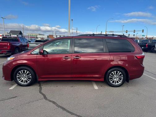 2020 Toyota Sienna XLE