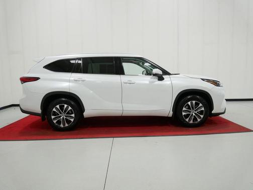 Pearl 2022 Toyota Highlander XLE