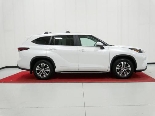 Wind Chill Pearl 2025 Toyota Highlander XLE