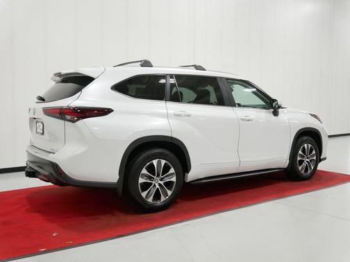 Wind Chill Pearl 2025 Toyota Highlander XLE