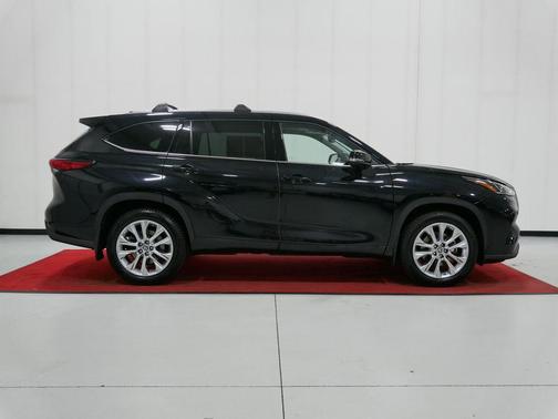 Midnight Black Metallic 2022 Toyota Highlander Limited