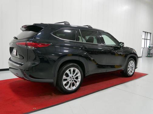 Midnight Black Metallic 2022 Toyota Highlander Limited