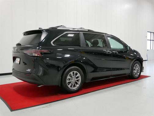 2024 Toyota Sienna XLE 8 Passenger