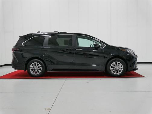 2024 Toyota Sienna XLE 8 Passenger