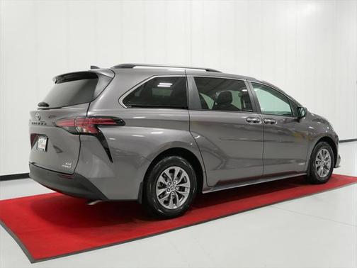 2021 Toyota Sienna XLE 8 Passenger