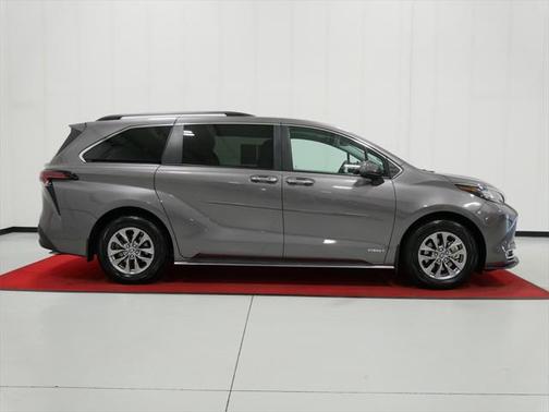 2021 Toyota Sienna XLE 8 Passenger