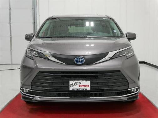 2021 Toyota Sienna XLE 8 Passenger