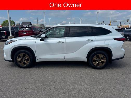 Wind Chill Pearl 2022 Toyota Highlander Hybrid XLE