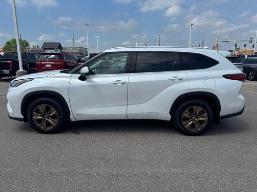 Wind Chill Pearl 2022 Toyota Highlander Hybrid XLE