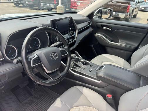 Wind Chill Pearl 2022 Toyota Highlander Hybrid XLE