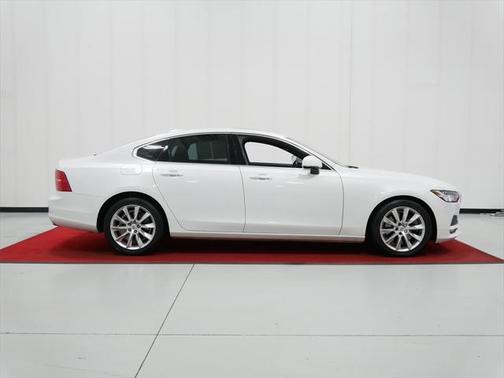 2017 Volvo S90 T6 Momentum