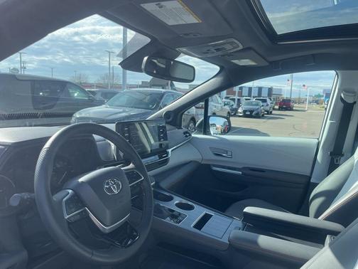 2022 Toyota Sienna XSE 7 Passenger