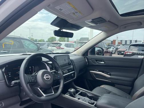 2024 Nissan Pathfinder Platinum 4WD