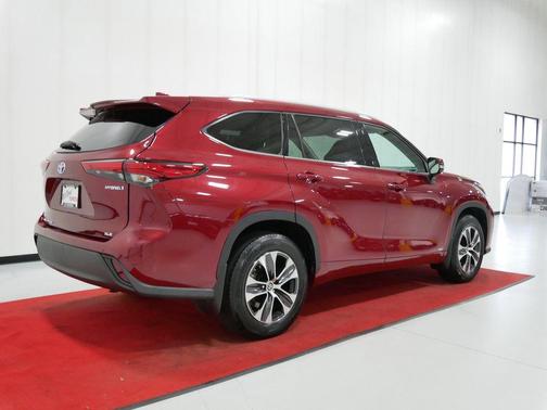 Ruby Flare Pearl 2022 Toyota Highlander Hybrid XLE