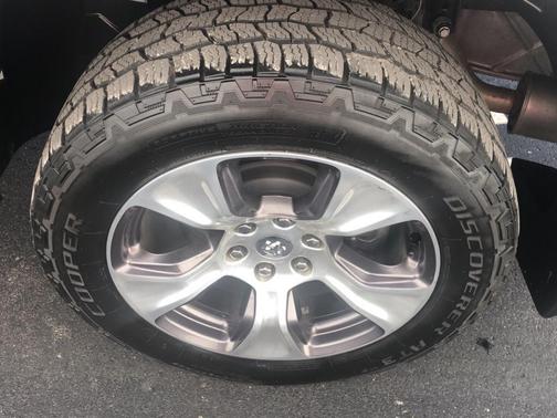 Photo 5 of 18 of 2020 RAM 1500 Laramie