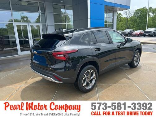 Mosaic Black Metallic 2026 Chevrolet Trax LT