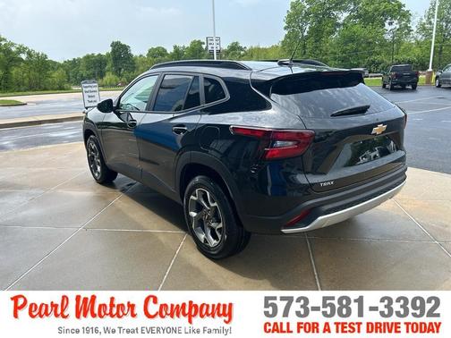 Mosaic Black Metallic 2026 Chevrolet Trax LT