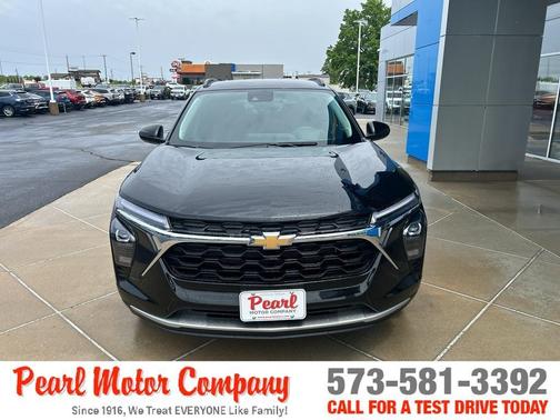 Mosaic Black Metallic 2026 Chevrolet Trax LT