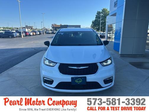 Bright White Clearcoat 2024 Chrysler Pacifica Touring-L