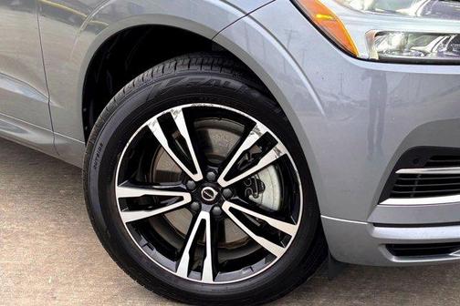 2020 Volvo XC60 Recharge Plug-In Hybrid T8 Momentum