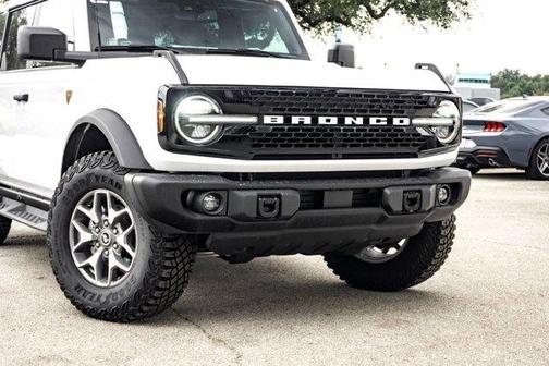 Oxford White 2025 Ford Bronco Badlands
