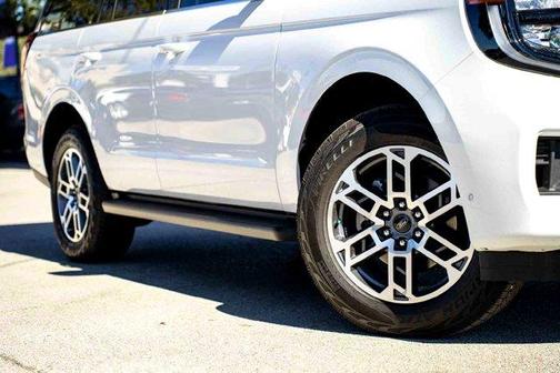 Oxford White 2025 Ford Expedition Active