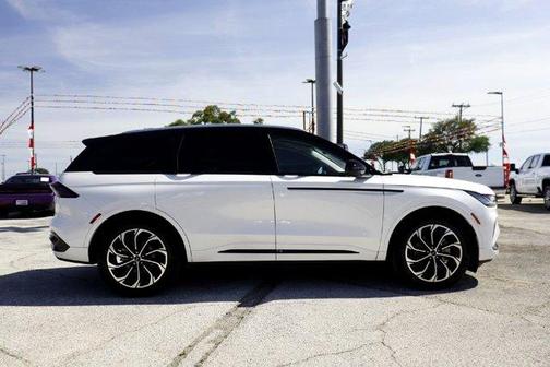 White Platinum Tri-Coat Metallic 2025 Lincoln Nautilus Reserve
