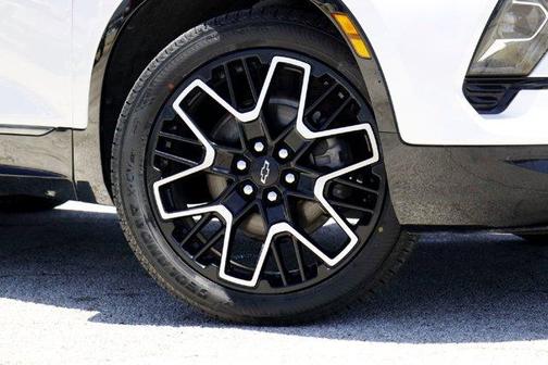 Iridescent Pearl Tricoat 2023 Chevrolet Blazer RS