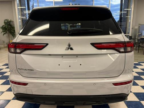 2022 Mitsubishi Outlander ES