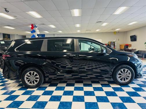 2023 Toyota Sienna XLE