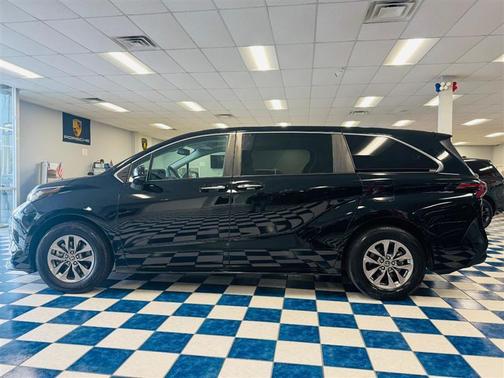 2023 Toyota Sienna XLE