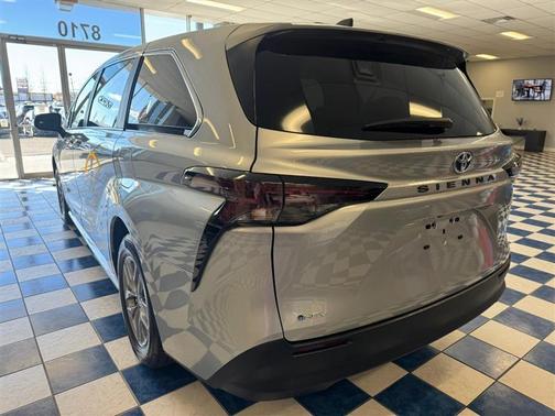2025 Toyota Sienna LE