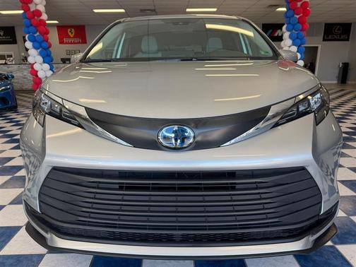 2025 Toyota Sienna LE