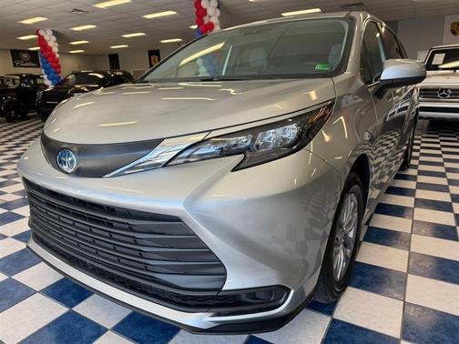 2025 Toyota Sienna LE