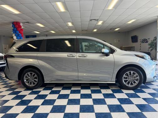 2025 Toyota Sienna LE