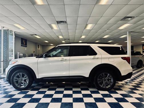 White 2023 Ford Explorer XLT