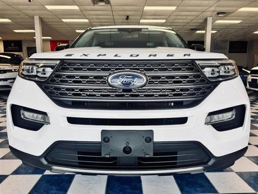 White 2023 Ford Explorer XLT