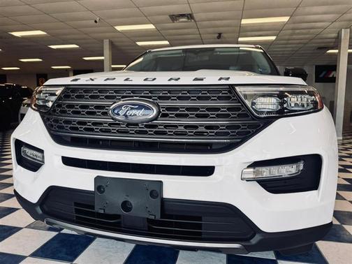 White 2023 Ford Explorer XLT