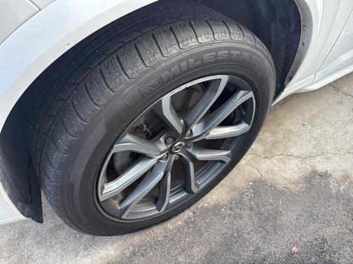 2018 Volvo XC90 T6 Momentum