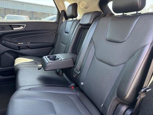 Magnetic 2018 Ford Edge Titanium