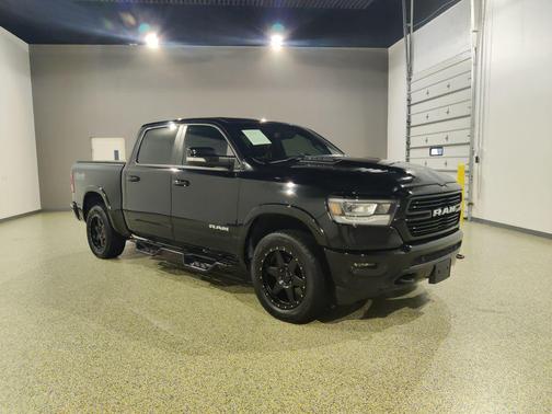 Diamond Black Crystal Pearlcoat 2020 RAM 1500 Laramie