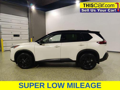 Pearl White Tricoat/Super Black 2023 Nissan Rogue SV