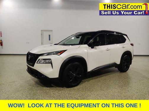Pearl White Tricoat/Super Black 2023 Nissan Rogue SV