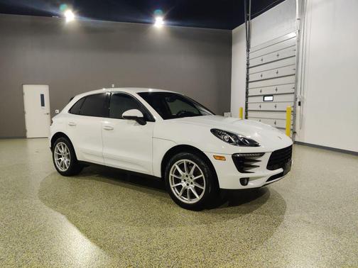 White 2018 Porsche Macan Macan