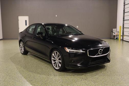 Gray 2019 Volvo S60 T5 Momentum