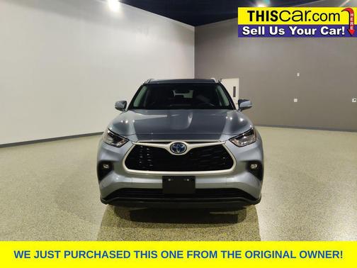 Moon Dust 2023 Toyota Highlander Hybrid XLE