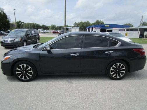 Photo 2 of 21 of 2018 Nissan Altima SL